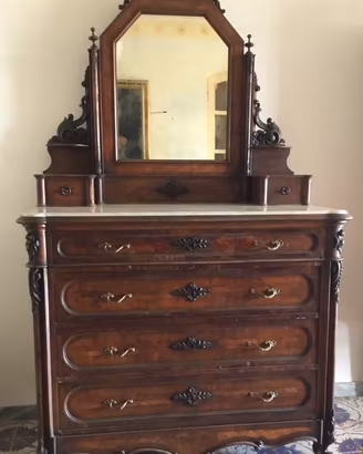 Comò in legno con piano in marmo