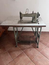 Macchina da cucire a pedale