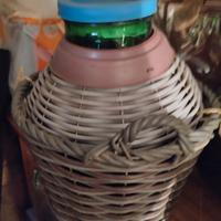 Sette damigiane di varie dimensioni