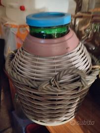 Sette damigiane di varie dimensioni