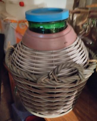 Sette damigiane di varie dimensioni