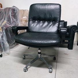 Poltrona girevole in pelle...by André Vandenbeuck 