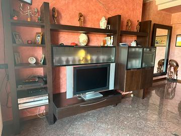 Parete attrezzata in legno scuro con vani e mensol