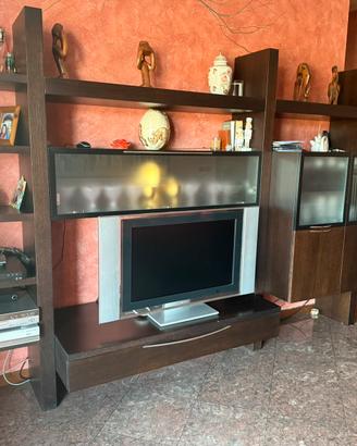 Parete attrezzata in legno scuro con vani e mensol