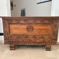 Cassapanca in legno massello intagliata a mano