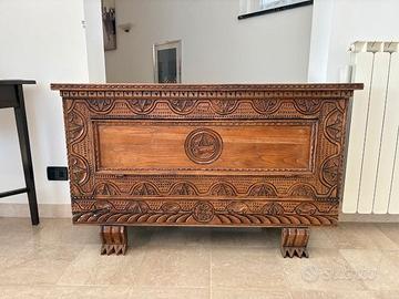 Cassapanca in legno massello intagliata a mano