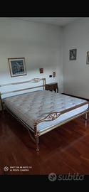 Letto matrimoniale in ottone con rete e materasso