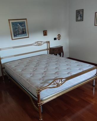 Letto matrimoniale in ottone con rete e materasso