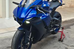 YAMAHA YZF  R1 2023  NO TRATTABILE