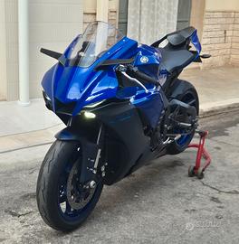 YAMAHA YZF  R1 2023  NO TRATTABILE