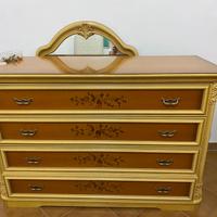 Elegante stile classico: Specchio, comodini