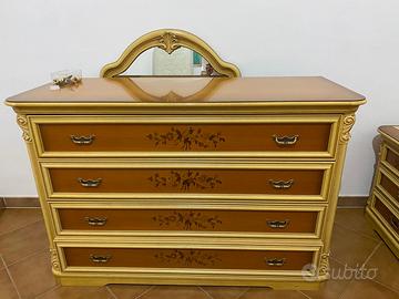 Elegante stile classico: Specchio, comodini