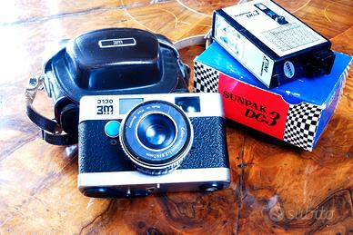 macchina fotografica pellicola e flash