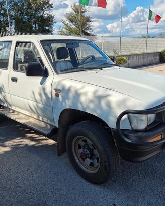 Toyota Hilux 2.4 D 4WD Extracab DC Pick-up