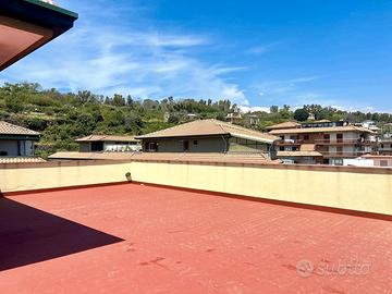 Acicatena La Rupe ultimo piano con terrazza e gara