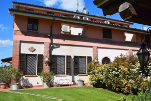 Rustico / Casale di 350 m² con 4 locali e box auto