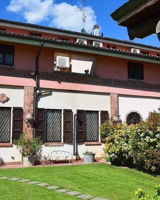 Rustico / Casale di 350 m² con 4 locali e box auto
