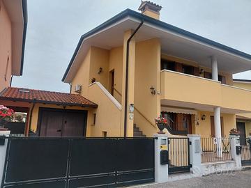 Casa singola in villa bifamiliare