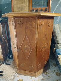 mobili con intaglio raffinato artigianato sardo