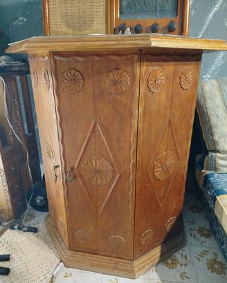 mobili con intaglio raffinato artigianato sardo