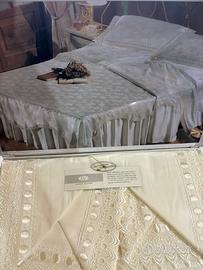 Completo lenzuola  ricamato con valigetta