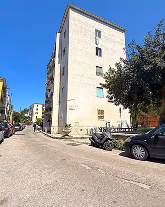 3 LOCALI A NAPOLI
