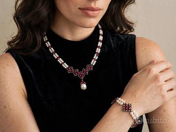 Parure elegante con cristalli rosse e perline