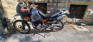 Honda Dominator 650 1999 con molti pezzi