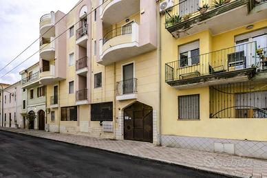 Trivano moderno con verande e posto auto