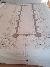 Servizio da tavola per 12 persone ricamato a mano