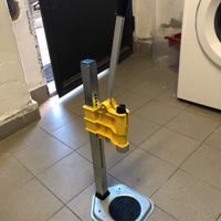Tappatore a colonna per bottiglie 