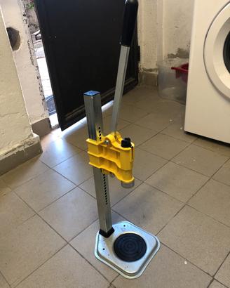 Tappatore a colonna per bottiglie 