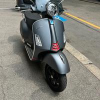 Piaggio Vespa 300 GTS -
