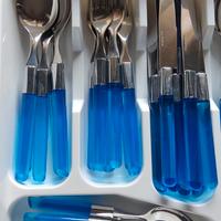 Servizio di posate con manico colorato