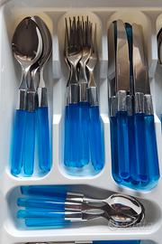 Servizio di posate con manico colorato