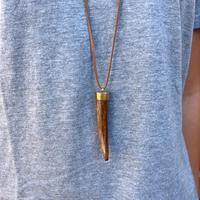Collana con cordoncino e corno color cuoio