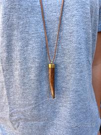 Collana con cordoncino e corno color cuoio