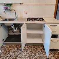 Cucina con lavello e piano cottura 4 fuochi