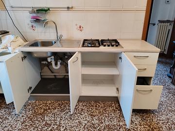 Cucina con lavello e piano cottura 4 fuochi