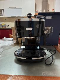 Macchina caffè espresso e cappuccinoDeLonghi