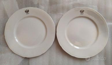 due piatti in porcellana con logo dei savoia