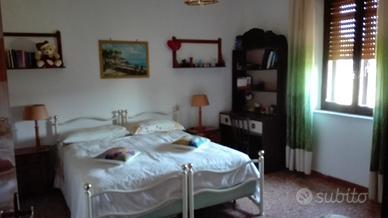 Lettini in ferro con pomelli in ottone