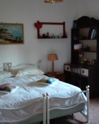Lettini in ferro con pomelli in ottone