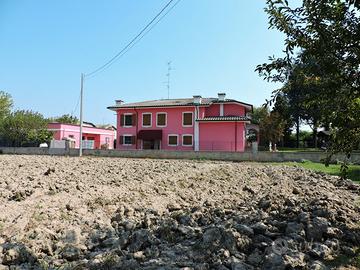 Villa bifamigliare con 4 garage.separati e interni