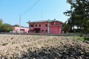 Villa bifamigliare con 4 garage.separati e interni