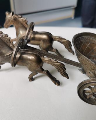 Scultura in bronzo vintage cavalli con biga romana