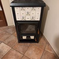 Stufa a legna in ceramica decorata