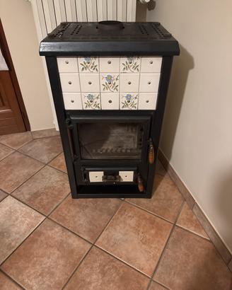 Stufa a legna in ceramica decorata