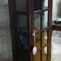 Vetrina cristalliera in legno particolare 