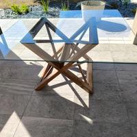 Tavolo in vetro con base in legno